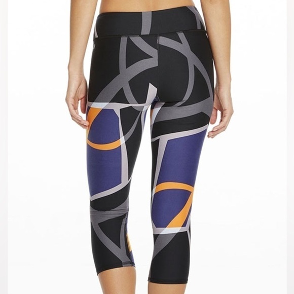 FABLETICS Define PowerHold® Mid-Rise Capri Workout Athletic Fitness Leggings S - Picture 6 of 6